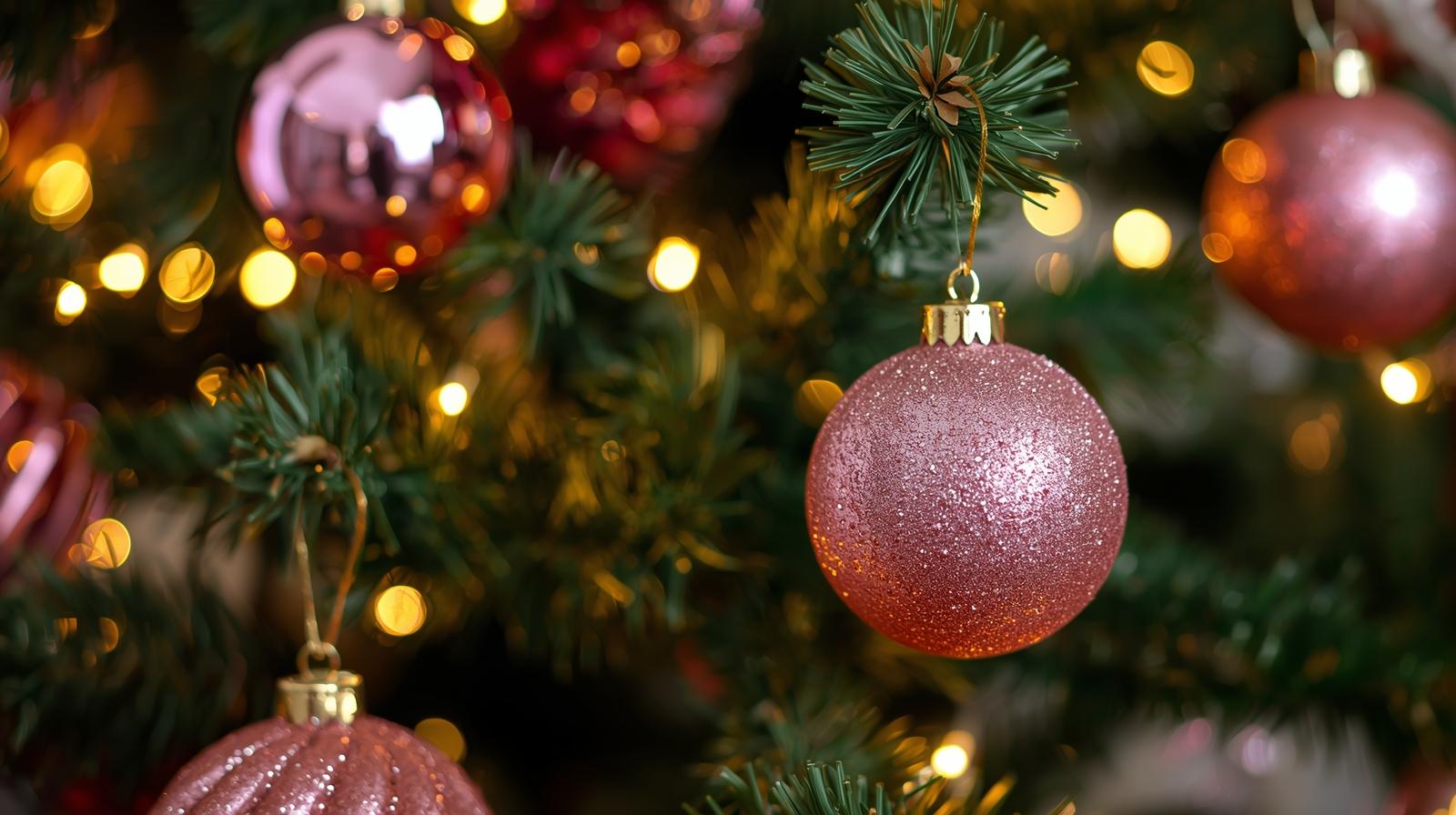 Albero di Natale con palline rosa glitterate (1)